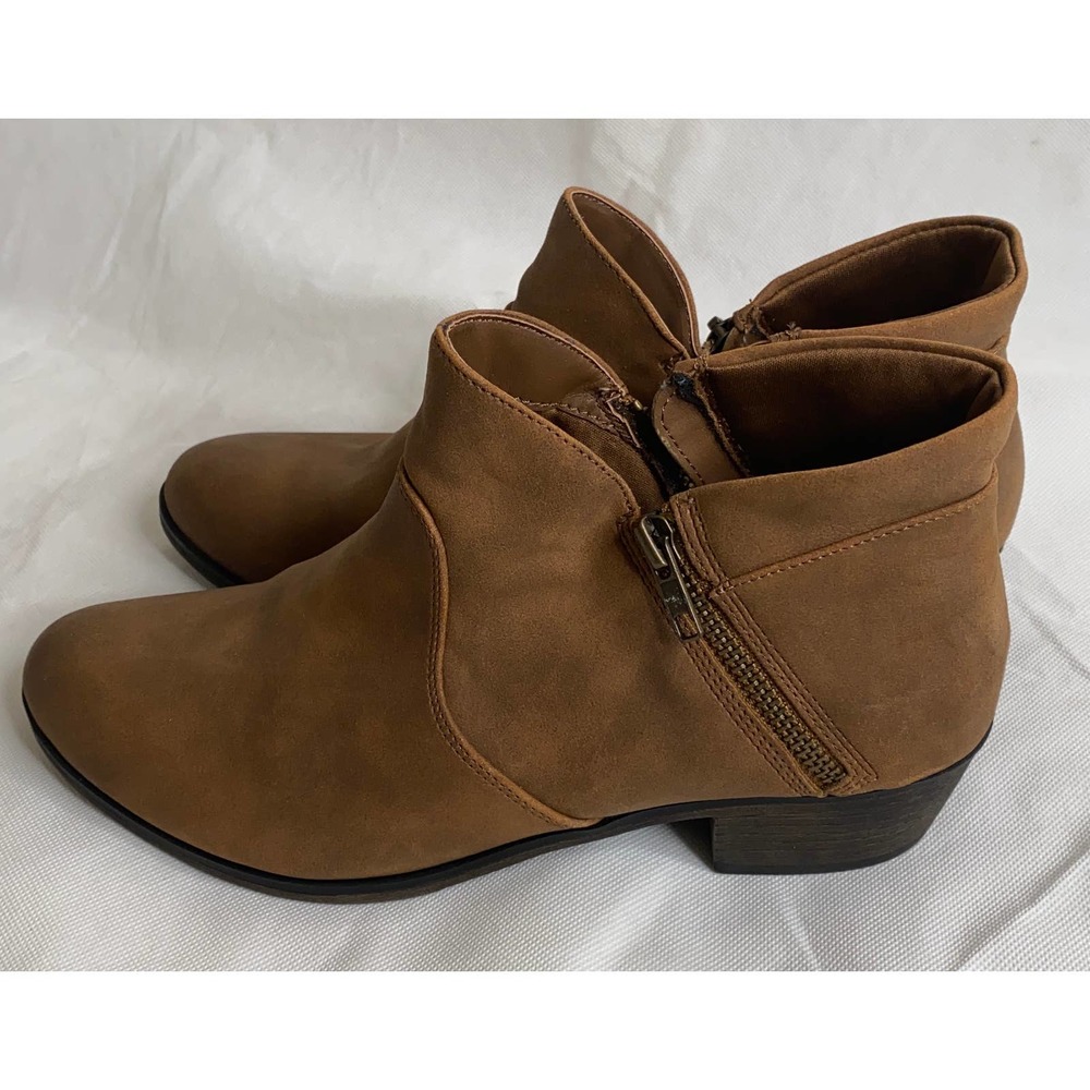 Womens Casual Shoe Size 9.5